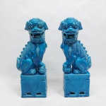 Par de Cães de Fó em porcelana esmaltada na cor azul. Alt. 30 cm.