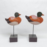 Par de patos selvagens em madeira, haste metálica, base quadrada. Alt. 32 cm.