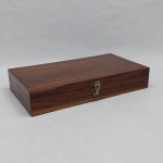 Estojo para garrucha em madeira, interior forrado em feltro verde. Med. 5 x 16 x 30 cm.