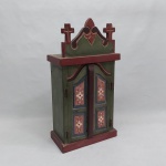 Oratório em madeira policromada, pintada a mão com flores e folhagens. Med. 42 x 21 x 11 cm.