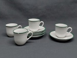 Quatro xícaras e pires p/ café em porcelana branca decorada com borda verde. Uma das xícaras e pires com lascado na borda. Marcadas GERMER.