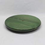 Bandeja rotatória em madeira patinada na cor verde. Etiqueta de CONSTANTIN. Diam. 34 cm.