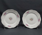 Dois pratos p/ sobremesa em porcelana polonesa. Borda movimentada, decorado com flores e folhagens coloridas e grinaldas e acantos em douração. Desgaste na douração. Marcado KPM. Diam. 19 cm.