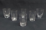 Seis copos p/ aperitivo em vidro translúcido: Dois com base oitavada e quatro lavrados com veleiro. Alt. 5 e 5,5 cm.