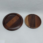 Duas petisqueiras em madeira. Marcadas TROPICAL-ART. Diam. 20 e 25 cm.