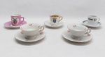 Cinco xícaras e pires p/ café em porcelana. Diversos modelos e decorações. Duas marcadas KPM - POLAND.