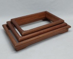 Três suportes em madeira para pirex. Med. 32 x 22 cm. a 41 x 28 cm.