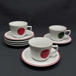Três xícaras e pires p/ chá em porcelana branca, decorada com círculo vermelho e verde e três pires avulsos. Total: 9 peças.