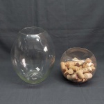 Dois vasos ovais em vidro translúcido. Alt. 14 e 25 cm.