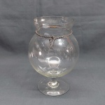 Vaso em vidro translúcido na forma de taça. Alt. 23 cm.