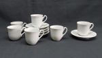 Cinco xícaras e pires p/ café em porcelana branca. Pires com borda movimentada. Três xícaras com bicados na borda.