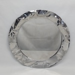 Bandeja redonda em metal prateado, borda movimentada. Comemorativa da Regata Cape Town to Rio 2008. Diam. 44 cm.