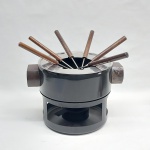 Aparelho p/ fondue em metal na cor negra, pegas em madeira. Acompanha seis  garfinhos e  queimador. Alt. 17 cm.
