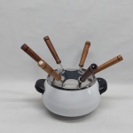 Panela p/ fondue em metal esmaltado na cor branca. Acompanha seis garfinhos com cabos de madeira. Alt. 11 cm.