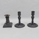 Quatro peças em pilter: dois castiçais de base redonda, um de base quadrada e cinzeiro. Alt. 3 e 13 cm.