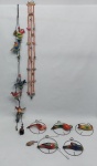 Três mobiles em madeira e materiais diversos, representando pássaros. Alt. 60 a 80 cm.