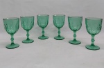 Seis taças p/ vinho branco em vidro verde, base redonda, haste balaustre e bojo moldado no padrão dedão. Alt. 17 cm.