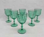 Seis taças p/ vinho branco em vidro verde, base redonda, haste balaustre e bojo moldado no padrão dedão. Alt. 17 cm.