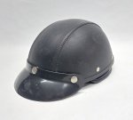 Capacete p/ hipismo na cor preta. Etiqueta de KRAFT ESPORTE.