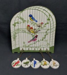 Porta chaves em madeira com pintura a mão representando gaiola e pássaros. Acompanha cinco chaveiros. 32x 29cm.