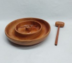 Quebra nozes em madeira, duas divisões. Acompanha martelo. Med. 7 a 33 cm.