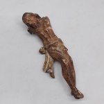 Imagem de Cristo Crucificado, madeira policromada. Brasil, século XIX. Faltam os braços. Alt. 19cm.