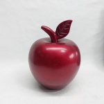 Escultura decorativa de Maçã confeccionada em cerâmica esmaltada na tonalidade vermelho sangue. Alt. 23 x Diâm. 18 cm.