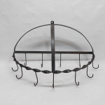 Paneleiro confeccionado em chapa de ferro fundido, liso e torcido. Possui 11 ganchos para pendurar. Alt. 28 x Larg. 26 x Comp. 50 cm.