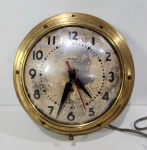 ANTIGO RELÓGIO NAVAL AMERICANO EXECUTADO EM LATÃO. MARCA WESTCLOX.  ELÉTRICO. FUNCIONANDO. MEDINDO 2
