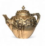 Bule em prata portuguesa  contraste Águia. Magnífico bule em prata portuguesa, corpo bojudo com rica decoração repuxada e cinzelada em relevo de folhas de acanto, concheados e volutas de gosto rococó revivalista. Tampa articulada com pináculo torneado, bico e alça recortada com isoladores em marfim natural. Peça de execução primorosa, ostentando no fundo os contrastes oficiais de Portugal com a marca da Águia (teor de 833 milésimos) e outros punções identificáveis de cidade, prateiro e ensaiador (ver detalhe fotográfico).Excelente exemplar de ourivesaria portuguesa da virada do século XIX para o XX. Medidas: 16 cm de altura x 22 cm de comprimento total .Material: Prata portuguesa contrastada (833). Isoladores em marfim. Presença de mossas e marcas do tempo. Peso: 586 gramas . Procedência: Acervo família Rezende  residência Av. Atlântica, Copacabana  Rio de Janeiro.