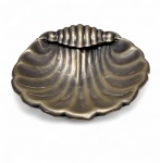 PRATA DE LEIPequena salva em prata de lei, formato de concha do mar, apoiada sobre três pés em esferas lisas.Peça de gracioso efeito decorativo, utilizada originalmente como apoio para joias, anéis ou doces finos.Medidas: 6  6  2 cm de altura.Peso: 20 gr.