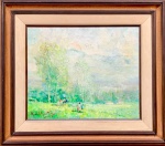 QUADRO OST - Manuel Santiago (Sevilha, 1895  São Paulo, 1987).Paisagem com figuras. Óleo sobre tela, 50  63 cm. Medidas totais com moldura: 78  89 cm.Assinada no canto inferior esquerdo e igualmente no verso, em grandes dimensões sobre o chassi.Obra representativa do impressionismo lírico de Manuel Santiago, com delicada harmonia tonal e textura de espátula que confere atmosfera vaporosa à cena campestre. As figuras minúsculas no primeiro plano  mulheres e crianças em meio ao verde  evocam serenidade bucólica e domínio técnico sobre a luz e a profundidade.Manuel Santiago (Sevilha, 1895  São Paulo, 1987) foi pintor espanhol radicado no Brasil a partir da década de 1940, integrando a geração de artistas que difundiu o impressionismo tardio nas escolas de arte cariocas e paulistas. Trabalhou em temas de paisagens, marinhas e cenas rurais, com pincelada fluida e paleta clara, mantendo diálogo com mestres europeus como Sorolla e Eliseu Visconti. Suas obras figuram com frequência em acervos particulares e leilões brasileiros, valorizadas pela suavidade cromática e pela qualidade de execução.
