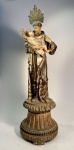 Santo Antônio com o Menino Jesus  imaginária luso-brasileira. Século XIX.Escultura devocional em madeira entalhada, policromada e dourada, representando Santo Antônio de Pádua com o Menino Jesus nos braços, apoiado sobre base circular com ornamentação em gomos e frisos perolados, em madeira entalhada e dourada.Rosto de expressão suave e modelado naturalista, com destaque para o diálogo afetuoso entre o Santo e o Menino. Veste hábito franciscano em tons escuros com decoração vegetal em dourado, e conserva resplendor metálico original.Trata-se de obra de produção luso-brasileira do século XIX, em técnica tradicional de imaginária religiosa, com policromia a têmpera e douração sobre bol.Altura total: 39 cm (incluindo base e resplendor).Estado de conservação: perdas pontuais na policromia e na douração; estrutura íntegra.