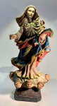 ARTE SACRA - Imagem representando Nossa Senhora do Carmo com o Menino Jesus, imaginária brasileira, século XX.Imagem devocional de boas proporções em madeira entalhada e policromada, representando Nossa Senhora do Carmo portando o Menino Jesus ao colo, sobre nuvem com cinco cabeças de anjos aladas. Policromia em tons vivos de azul, vermelho e dourado, com belo e bem executado panejamento. Peça com bom movimento e expressões serenas, seguindo a tradição da imaginária sacra brasileira de meados do século XX.Assinatura incisa sob a base: L. A. H.Medidas: 43 cm de altura x 21 cm de base.Estado de conservação: pequenas perdas na policromia e restauro antigo na mão direita bem executado; estrutura firme e íntegra