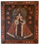 ARTE SACRA - QUADRO EM TÊMPERA representando Nossa Senhora da Conceição - Escola Alto-Peruana, séculos XVII/XVIII.Antiga pintura de devoção representando Nossa Senhora da Conceição coroada, portando o Menino Jesus, sobre meia-lua e flores, envolta por guirlanda de rosas e halo prateado. Técnica em têmpera sobre tela, característica das produções coloniais andinas de provável procedência alto-peruana (região de Cuzco, atual Peru/Bolívia).A moldura, original de época, é entalhada em madeira policromada e dourada, de estrutura tridimensional em caixa alta, com aplicações em madrepérola e relevos florais.Medidas: tela 70 x 60 cm; com moldura 90 x 80 cm.Estado de conservação: excelente para a antiguidade; pequenas marcas compatíveis com o tempo.
