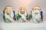 ARTE ORIENTAL  Japão, séc. XXConjunto de três figuras em cerâmica esmaltada policromada, representando os célebres macacos sábios:Mizaru (não vejo o mal), Kikazaru (não ouço o mal) e Iwazaru (não falo o mal).Decoração em esmaltes coloridos sobre fundo branco, com motivos florais estilizados e detalhes em dourado.Altura aproximada: 11 cm cada.Bom estado de conservação.Símbolos tradicionais da filosofia oriental, os três macacos derivam de um provérbio japonês de origem budista, representando a pureza moral e a disciplina interior frente ao mal. As figuras, associadas ao templo de Nikk Tsh-g, tornaram-se ícones universais da ética e da sabedoria.