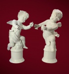 Par de Puttis alados em porcelana esmaltadaBrasil, meados do século XXCerâmica branca esmaltada e brilhante, assinada (não identificada) e marcada sob a base em azul: Made in Brazil. Representam dois puttis alados em movimento, portando pequenas flores nas mãos. Embora semelhantes, as figuras apresentam modelagens distintas  o que indica moldagem manual individual e não cópia serial. Bases cilíndricas com ligeiro alargamento na borda inferior.Altura: 35 cm. Diâmetro da base: 11 cm.Apresentam pequena perda em um dos arranjos florais e discretos desgastes compatíveis com a idade.Nota do editor: Essas figuras evocam a tradição barroca europeia reinterpretada pela produção brasileira de meados do século XX. A representação dos puttis  meninos alados associados ao amor divino e à pureza  segue a linha neorrococó cultivada por ateliês nacionais que buscavam dialogar com a estética das porcelanas de Dresden e Capodimonte. O modelado suave e o acabamento de esmalte integral branco dão unidade e refinamento às formas, com destaque para o dinamismo gestual e o equilíbrio escultórico do conjunto.