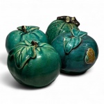 Conjunto de frutas em cerâmica esmaltada  verde craquelêProvável produção oriental, séc. XX (meados)Quatro peças moldadas em forma de frutos com folhas aplicadas; vidrado verde com craquelê pronunciado. Um dos frutos traz cartela em relevo com caracteres orientais. Bases abertas, sem marca de fábrica.Dimensões da maior:  9 cm; h 7 cm.Condição: conjunto com faltas em todos os itens  lascas nas bordas e nas folhas aplicadas; pequenos bicados no esmalte; marcas de uso e sujidades acumuladas nos veios do craquelê. Vendas no estado.Leitura: objeto decorativo típico de ateliês orientais para exportação de meados do século XX, com esmalte verde pó-de-chá de efeito marmorizado e craquelado intencional, muito usado em fruteiras de aparador.