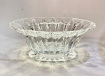 Fruteira em cristal moldado com quatro pésEuropa, séc. XX (meados)Peça em cristal transparente moldado, formato de naveta (oval alongada) com corpo facetado em gomos verticais, borda suavemente recortada e base apoiada sobre quatro pés facetados. Fundo decorado com estrela radial em relevo.Medidas: 15,5 cm x 16,5 cm x 10 cm.Apresenta pequena falta na borda (vide foto complementar).