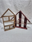 Lote de 2 vitrines para pendurar em madeira na forma de casa. Medindo a maior 30cm x 28cm de altura x 4cm de profundidade.