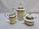 Jogo de servir chá, café com 3 peças em porcelana Steatita amarela, azul cobalto e ouro. Medindo o bule 16cm de altura.
