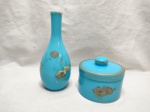 Jogo de vaso floreira e potiche em vidro opalinado azul com flores e friso ouro. Medindo o vaso 20cm de altura. Com leves desgastes.