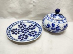 Lindo potiche bojudo e prato raso em porcelana Monte Sião azul e branco. Medindo o prato 23cm de diâmetro.