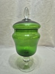 Linda compoteira, baleiro em vidro verde. Medindo 11,5cm de boca x 20cm de altura. Com leves bicados na tampa.