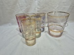 Jogo de balde de gelo com 6 copos de água, suco em demicristal lapidado, colorido com friso ouro. Medindo o balde 13cm x 15cm de altura, copo 7cm x 14cm de altura. Alguns com leve desgaste.