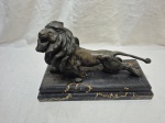 Linda escultura de leão em bronze com base em mármore. Medindo 37cm x 16cm x 24cm de altura. Com o rabo restaurado.