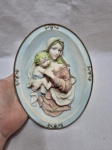 Lindo camafeu com imagem de Nossa Senhora com menino Jesus em resina. Medindo 19cm x 15cm.