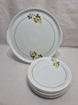 Jogo de servir bolo com 6 pratinhos em porcelana Renner flor amarela com friso ouro. Medindo o prato de servir 27,5cm de diâmetro, 17cm de sobremesa.