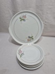Jogo de servir bolo com 5 pratinhos em porcelana Renner floral com friso ouro. Medindo o prato de servir 27,5cm de diâmetro, 17cm de sobremesa.