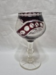 Linda taça, tipo cálice em cristal double ricamente lapidado. Medindo 8cm x 21cm de altura. Com pequenos bicados na boca.